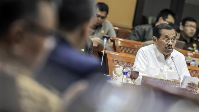 Jaksa Agung, HM Prasetyo, menyampaikan paparannya saat Rapat Kerja dengan Komisi III DPR di Komplek DPR Foto: ANTARA FOTO/Muhammad Adimaja
