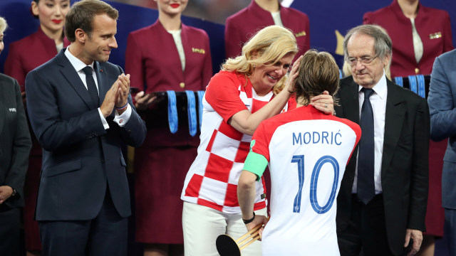 Kolinda Grabar-Kitarovic menyelamati Luka Modric. (Foto: REUTERS/Carl Recine )