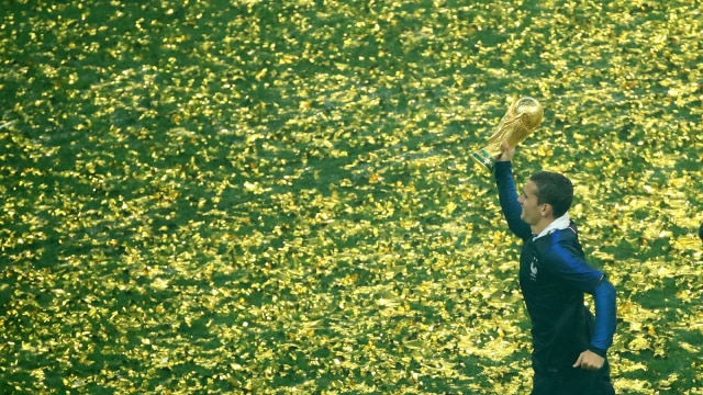 Antoine Griezmann merayakan kesuksesan Timnas Prancis menjuara Piala Dunia 2018. (Foto: Christian Hartmann/Reuters)
