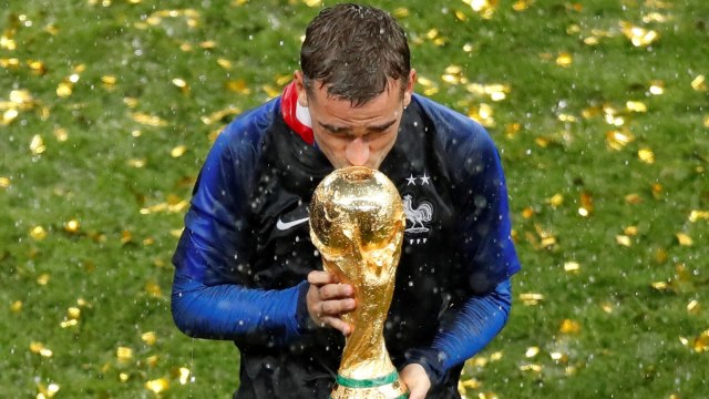 Antoine Griezmann merayakan kesuksesan Timnas Prancis menjuara Piala Dunia 2018. (Foto: Michael Dalder/Reuters)