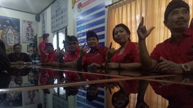 Massa PDIP DPD Bali dan Nasdem DPW Bali mendaftarkan para bakal caleg DPRD Provinsi Bali ke KPU Provinsi Bali Senin (16/7) sore. (Foto: Cisilia Agustina Siahaan/kumparan)