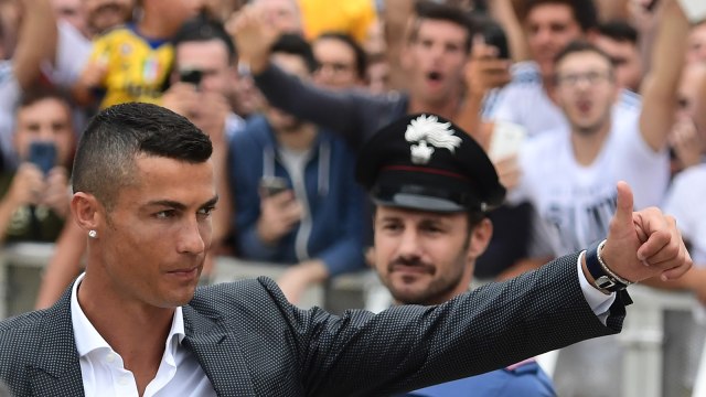 Cristiano Ronaldo tiba di Juventus Stadium. (Foto: Miguel Medina/AFP)