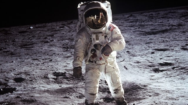 Buzz Aldrin saat menjejakkan kaki di bulan 1969. (Foto: NASA)
