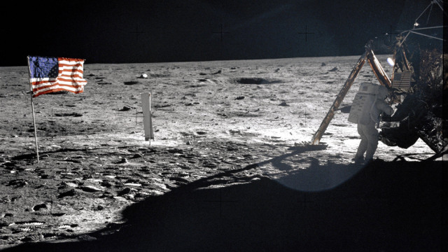 Neil Armstrong saat menjejakkan kaki di bulan 1969. Foto: NASA
