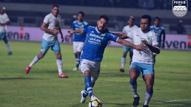 Jonatan Bauman menggiring bola saat Persib Bandung bersua Persela Lamongan. (Foto: Dok. Persib)