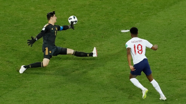 Penyelamatan Thibaut Courtois atas percobaan Marcus Rashford. (Foto: Gonzalo Fuentes/Reuters)