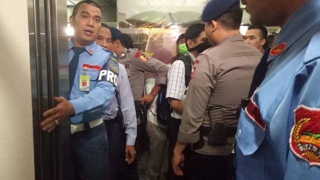 Usai penggeledahan, KPK membawa beberapa barang dari ruangan Eni Saragih. (Foto: Ferio Pristiawan/kumparan)