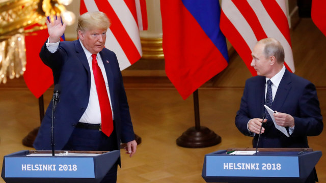 Pertemuan Donald Trump dan Vladimir Putin di Helinski Foto: REUTERS/Leonhard Foeger