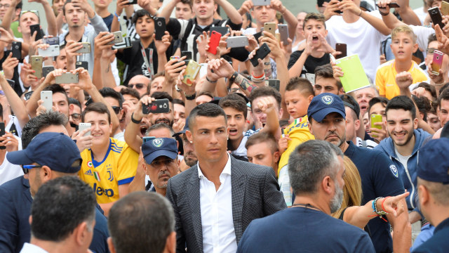 Antusiasme suporter saat Ronaldo resmi menjadi rekrutan anyar Juventus. (Foto: REUTERS/Massimo Pinca)