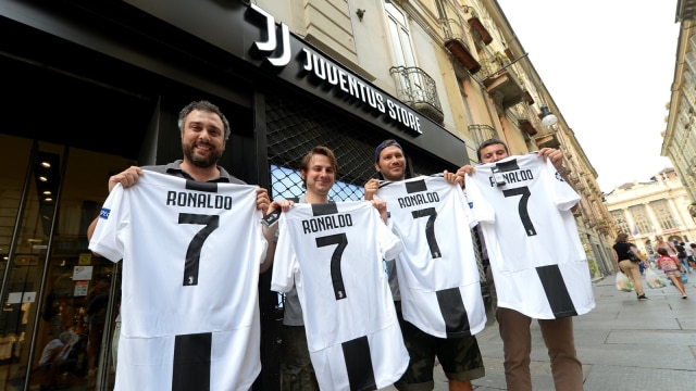 Para pembeli kostum nomor tujuh Ronaldo di Juventus Store. (Foto: Reuters/Massimo Pinca)