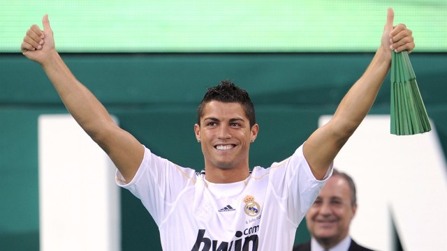 Ronaldo saat diperkenalkan Real Madrid pada 2009. (Foto: AFP/Pierre-Philippe Marcou)