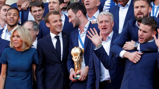 Presiden Macron beserta istri, pelatih dan penggawa Timnas Prancis merayakan gelar juara Piala Dunia kedua mereka. (Foto: REUTERS/Philippe Wojazer)