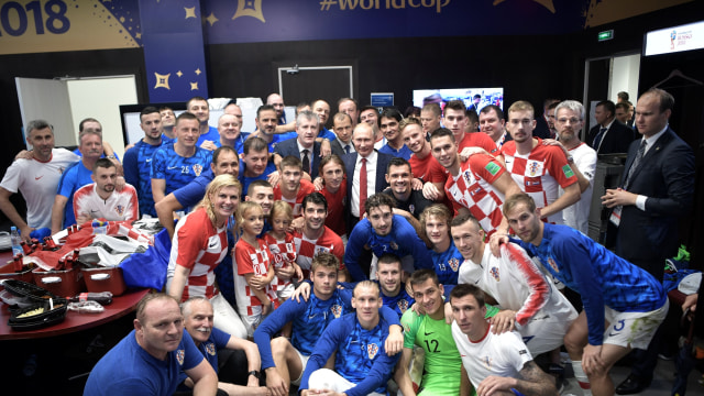 Timnas Kroasia merayakan status 'runner-up' bersama sang presiden. (Foto: Sputnik, via Reuters/Alexei Nikolsky)