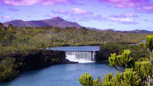 Pemandangan air terjun dan pegunungan di Kaledonia Baru. (Foto: Pixabay)