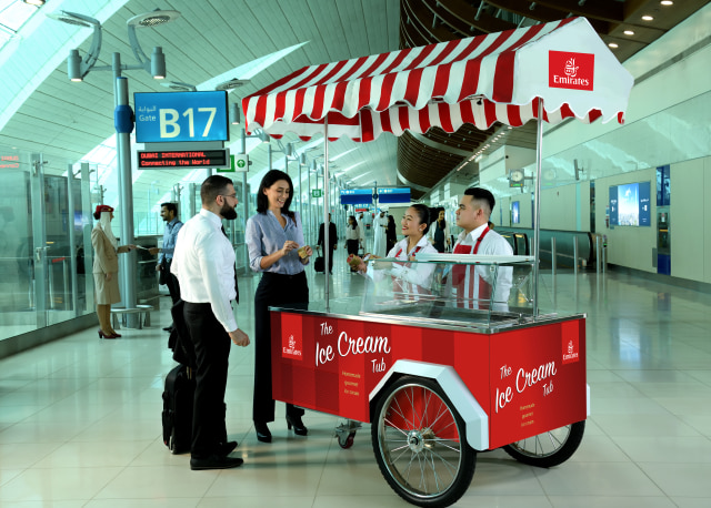 Es krim gratis untuk penumpang Emirates di Bandara Dubai (Foto: Emirates)