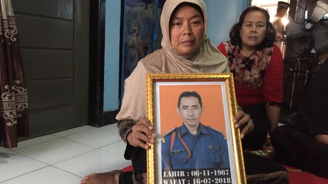 Keluarga dari Haeruddin, penakluk api dalam kebakaran Sunter, tengah berduka di Semper Barat, Jakarta Utara. (Foto: Fachrul Irwinsyah/kumparan)