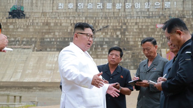 Kim Jong Un blusukan ke beberapa pabrik di Korea Utara (Foto: Reuters/KCNA)