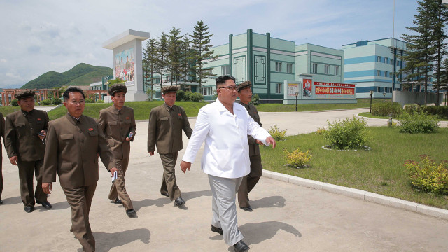 Kim Jong Un blusukan ke beberapa pabrik di Korea Utara (Foto: Reuters/KCNA)