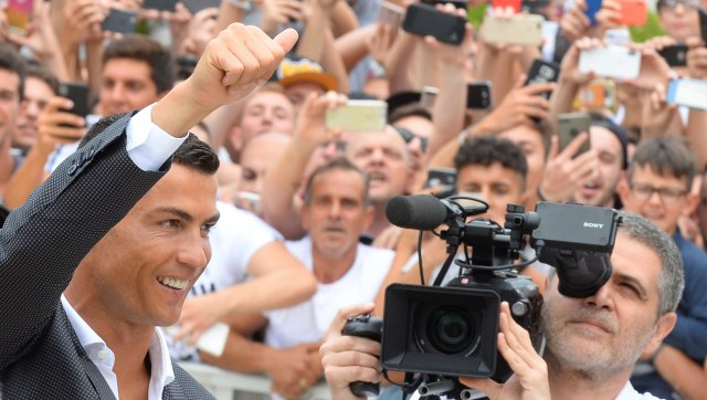 Ronaldo ketika tiba di Italia untuk diperkenalkan sebagai pemain anyar Juventus. (Foto: REUTERS/Massimo Pinca)