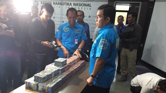 Badan Narkotika Nasional (BNN) berhasil menyita aset Rp 3,9 Milliar yang terlibat dalam kejahatan tindak pencucian uang yang diduga kuat merupakan aliran dana dari Irawan, bandar narkoba yang ditahan di Pontianak. (Foto: Ferry Fadhlurrahman/kumparan)