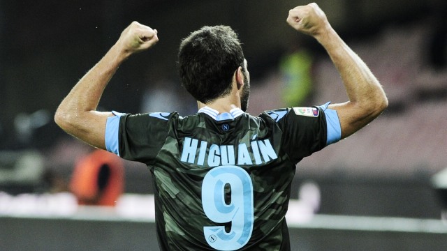 Selebrasi gol Gonzalo Higuain saat masih memperkuat Napoli. (Foto: Roberto Salomone/AFP)