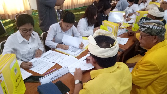 Suasana pendaftaran bakal caleg DPRD Provinsi Bali di Kantor KPU Bali, hari terakhir Selasa. (Foto: Cisilia Agustina Siahaan/kumparan)
