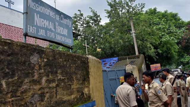 Polisi India periksa yayasan Misionaris Cinta Kasih (Foto: REUTERS/Stringer)