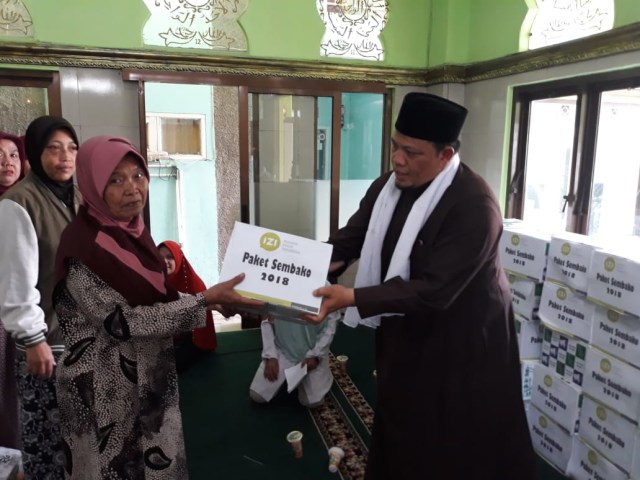 Rangkul Warga Bandung dengan Persembahan Paket Peduli Pesantren bersama IZI dan Zaha Hijab
