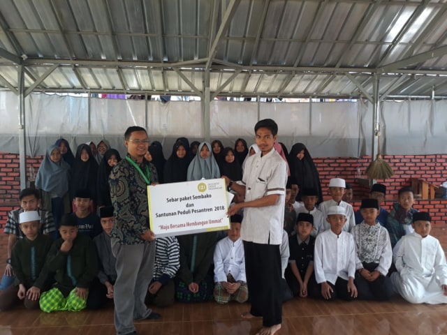 Rangkul Warga Bandung dengan Persembahan Paket Peduli Pesantren bersama IZI dan Zaha Hijab (2)