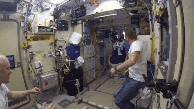 Serunya bermain bola di luar angkasa (Foto: Twitter @OlegMKS)
