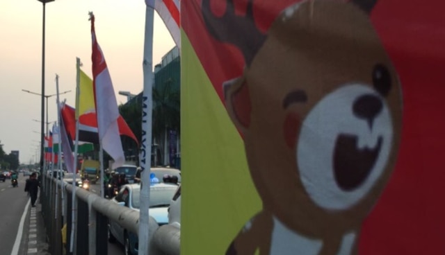 Bendera peserta Asian Games dipasang seadanya dengan bambu di Pluit (Foto: Fachrul Irwinsyah/kumparan)