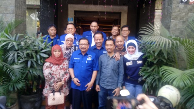 Partai Demokrat menuju KPU Jawa Timur (Foto: Phaksy Sukowati)