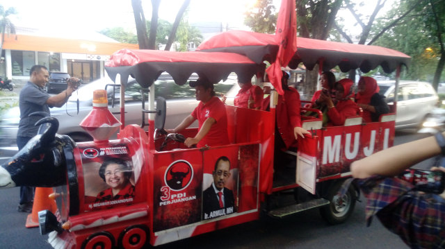 PDIP menuju KPU Jawa Timur (Foto: Phaksy Sukowati)