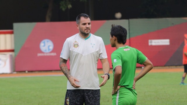 Simon McMenemy berbicara dengan Adam Alis pada sesi latihan Bhayangkara FC. (Foto: Alan Kusuma/kumparan)