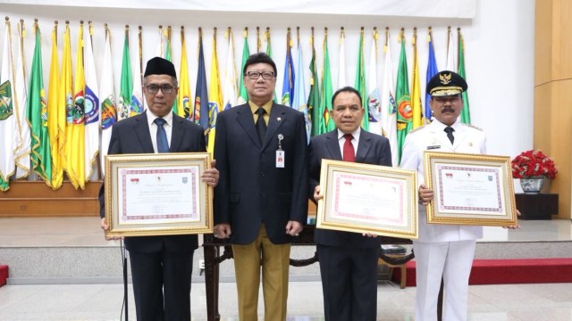 Mendagri Tjahjo Kumolo melantik Robert Simbolon sebagai Penjabat Gubernur NTT  (Foto: Dok. Kemendagri)