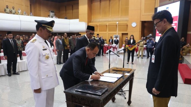 Mendagri Tjahjo Kumolo melantik Robert Simbolon sebagai Penjabat Gubernur NTT  (Foto: Dok. Kemendagri)