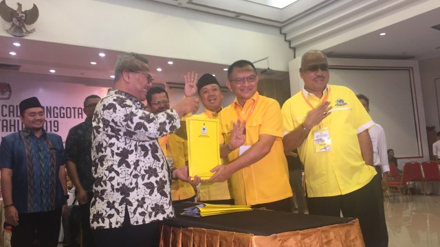 Golkar serahkan dokumen ke KPU (Foto: Soejono Saragih/kumparan)