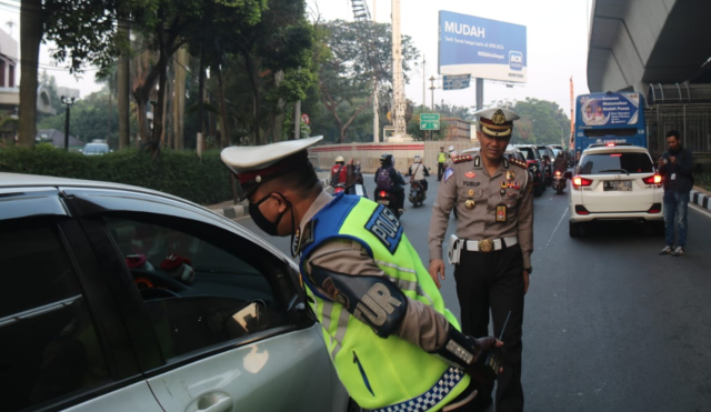 Kombes Yusuf Sosialisasi Ganjil-genap (Foto: twiter/@TMCPoldaMetro)