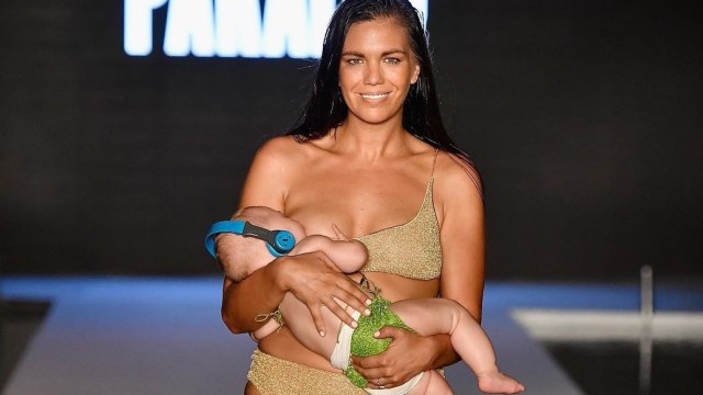 Model Mara Martin berjalan di runway brand Sports Illustrated sambil menyusui putrinya (Foto: IG: @si_swimsuit)