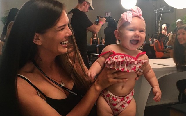 Mara Martin bersama putrinya di area belakang panggung Miami Swim Week 2018 (Foto: IG: @si_swimsuit)
