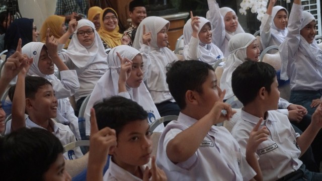 Kunjungan sejumlah siswa di kediaman B.J. Habibie (Foto: Fanny Kusumawardhani/kumparan)