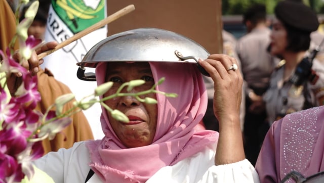 Aksi demonstrasi barisan emak-emak militan Indonesia di depan Istana. (Foto: Irfan Adi Saputra/kumparan)