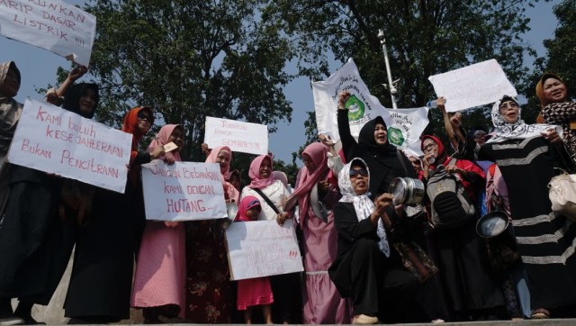Aksi demonstrasi barisan emak-emak militan Indonesia di depan Istana. (Foto: Irfan Adi Saputra/kumparan)