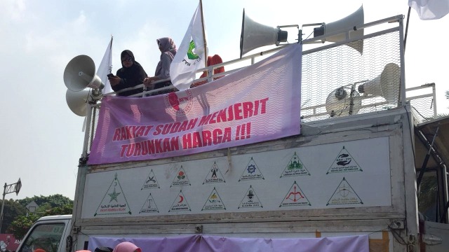 Mobil komando demonstrasi barisan emak-emak militan Indonesia di depan Istana. (Foto: Yuana Fatwalloh/kumparan)