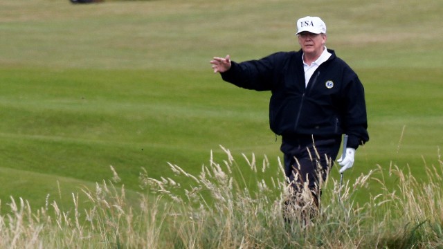 Presiden Amerika Serikat, Donald Trump bermain golf di Turnberry, Skotlandia. (Foto: Reuters/Henry Nicholls)