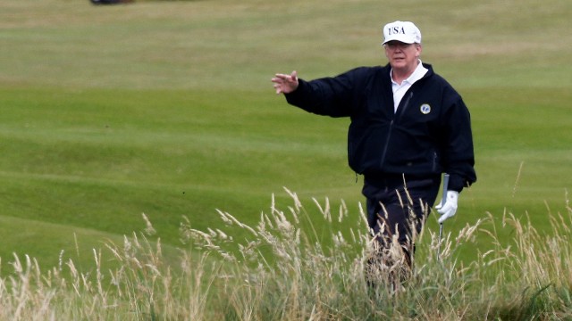 Trump bermain golf di Turnberry, Skotlandia.