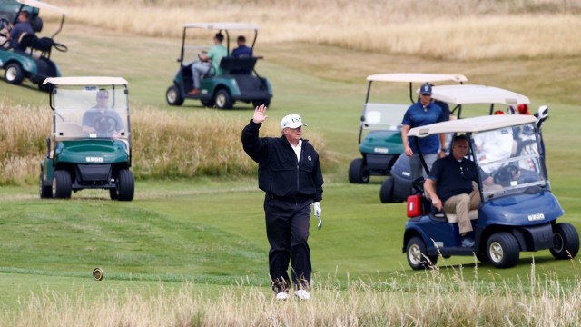Presiden Amerika Serikat, Donald Trump bermain golf di Turnberry, Skotlandia. (Foto: Reuters/Henry Nicholls)