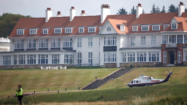 Hotel yang digunakan Trump saat bermain golf di Turnberry, Skotlandia. (Foto: Reuters/Henry Nicholls)
