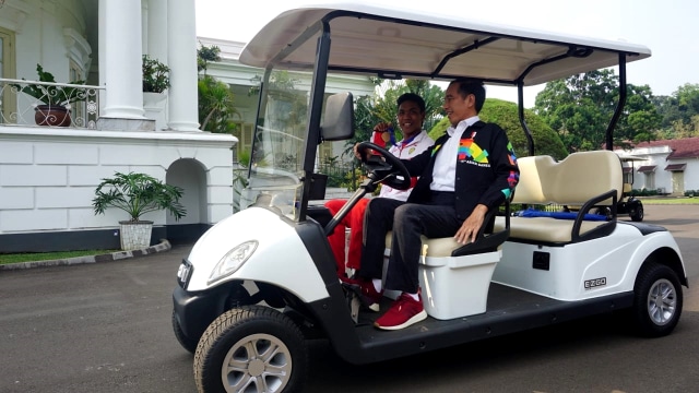 Presiden Joko Widodo menerima dan mengajak Lalu Zohri berkeliling di Istana Bogor. (Foto: Yudhistira Amran Saleh/kumparan)