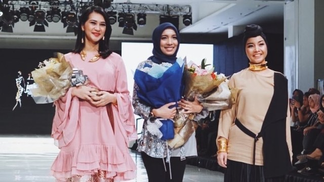 Salah satu pembawa obor Asian Games, Jenahara Nasution (tengah).
(Foto: Instagram Jenahara Nasution)